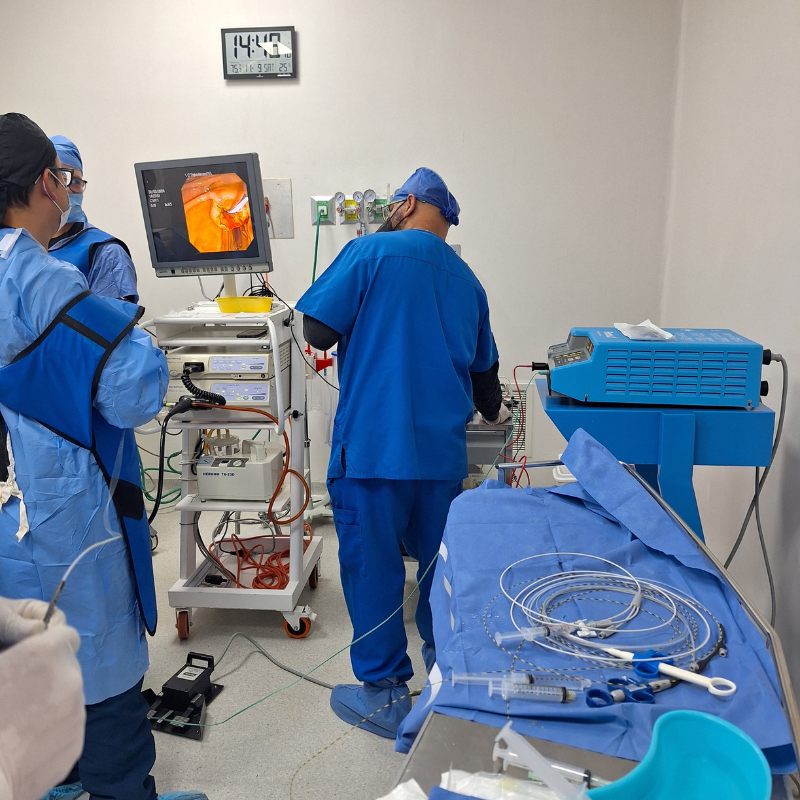 Médicos utilizando torre de endoscopia durante procedimiento clínico con servicio de renta de equipos de endoscopia