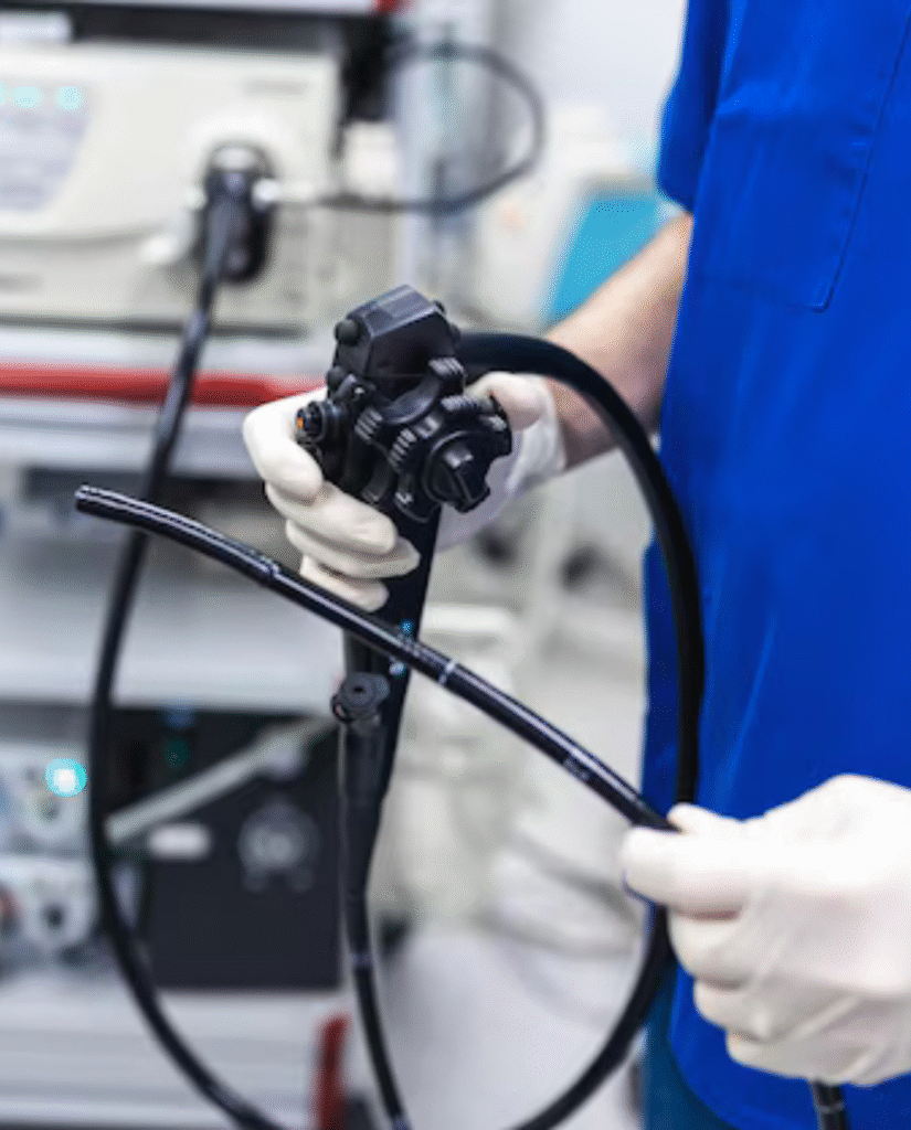 Profesional manipulando equipo para servicios integrales en endoscopía: renta, mantenimiento y reparación.