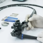 Revisión técnica de endoscopio – EndoTools Técnico realizando mantenimiento y reparación de equipo médico de endoscopía con guantes.